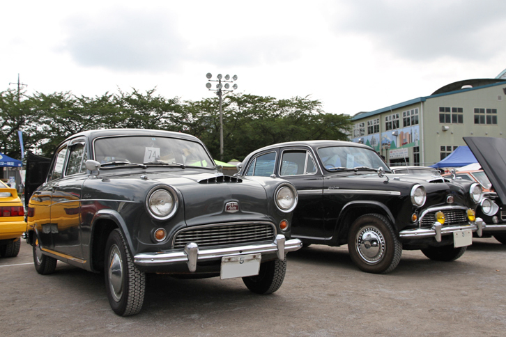 日産がライセンス生産していた「オースチンA50ケンブリッジ」。左は1958年「スタンダード」、右は59年「デラックス」で、どちらも新車以来の「5」から始まる陸運支局がなかった時代の東京ナンバーを付けた未再生車。