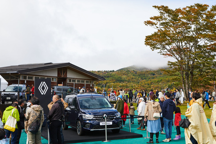 山中湖交流プラザ きららの会場に展示された新型「グラン カングー」。独ミュンヘンで開催された「IAAモビリティー2023」からそのまま持ち込まれた車両だという。