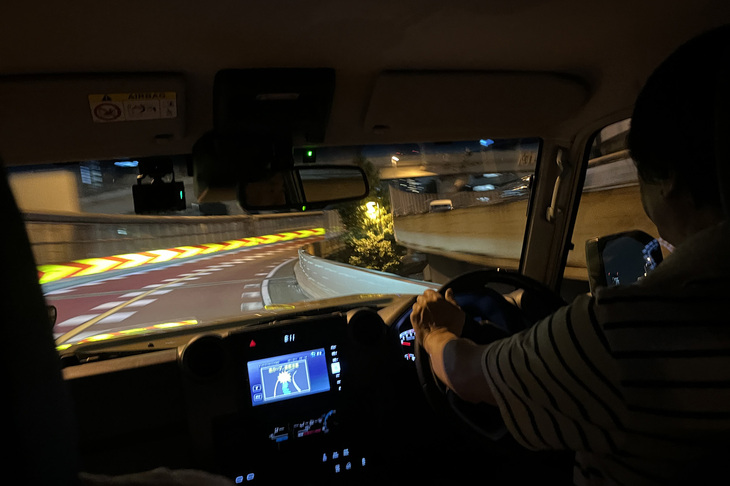 首都高に乗り入れた四輪リジッドの「ランクル“70”」。加速は軽快、速度を上げてもまっすぐ走る。サス形式が変わったかと思ったほどだ。前回期間限定で登場したランクル“70”に比べて、その洗練度はハンパない。