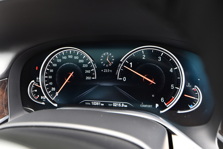 12.3インチの液晶ディスプレイを用いたメインメーター。速度計の目盛りは260km/hまで刻まれている。エンジン回転計のレッドゾーンは5500rpmから。