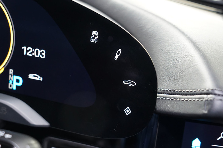 ポルシェ・タイカン ターボ（メーターパネル右端）