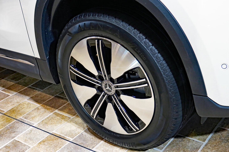 「メルセデス・ベンツEQA」に装着された「ブリヂストン・アレンザLX100」。