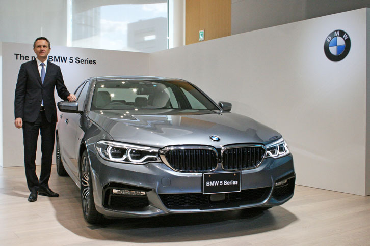 「BMW 540i Mスポーツ」とBMWジャパンのペーター・クロンシュナーブル代表取締役社長。
