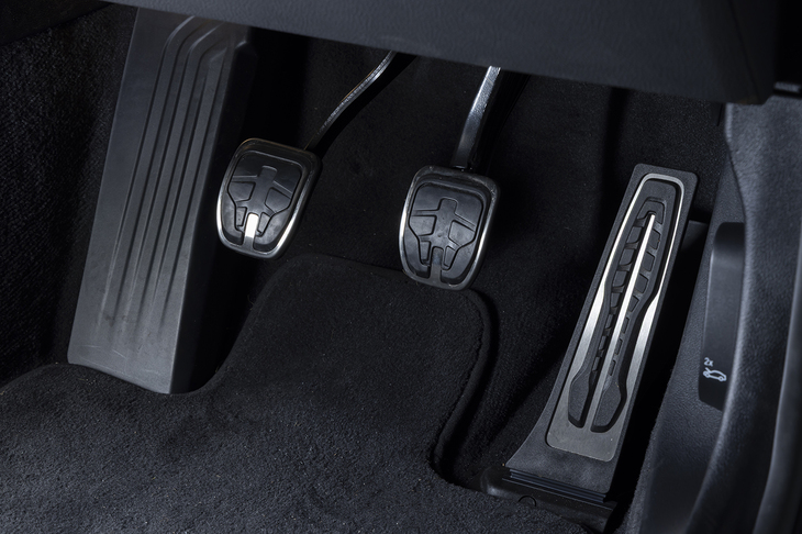 ペダルレイアウトはご覧のとおり。クラッチは猛烈に重いが、フロアに近いところでミートするので渋滞時などでもそれほど苦労しない（そのぶん踏み込むストローク量は大きい）。