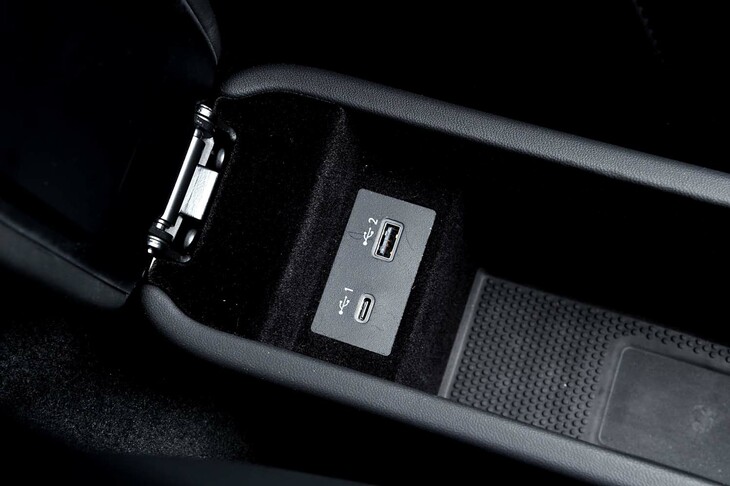 コンソールボックスの内部には2基のUSBポート（タイプAとタイプC）が備わっている。