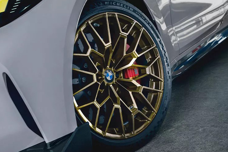 レッドハイグロスの「Mカーボンセラミックブレーキ」を標準で装備する。