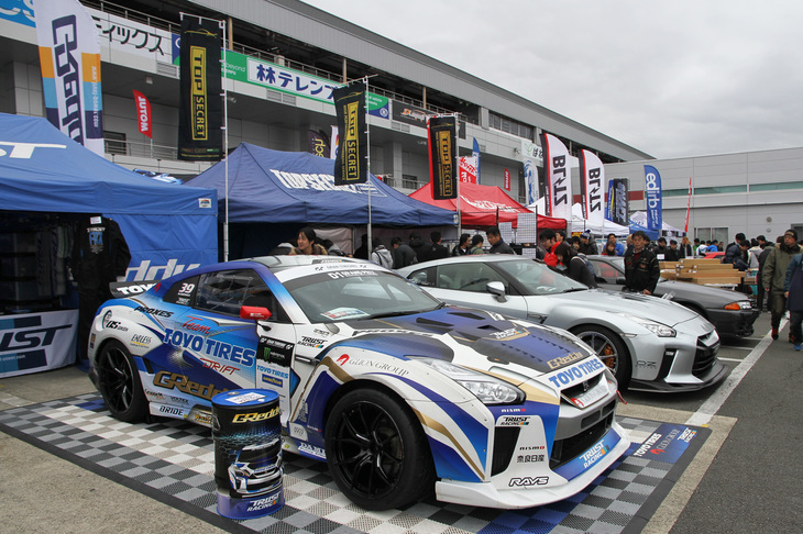 トラスト（GReddy）、トップシークレット、ブリッツなどのチューナーのブース。