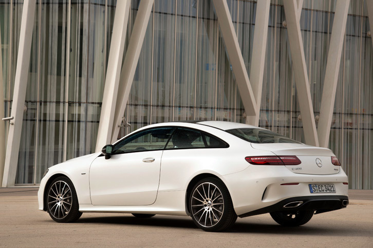 2016年12月に発表された新型「Eクラス クーペ」。従来型が「Cクラス」のプラットフォームをベースとしていたのに対し、新型には「Eクラス」のプラットフォームが採用された。