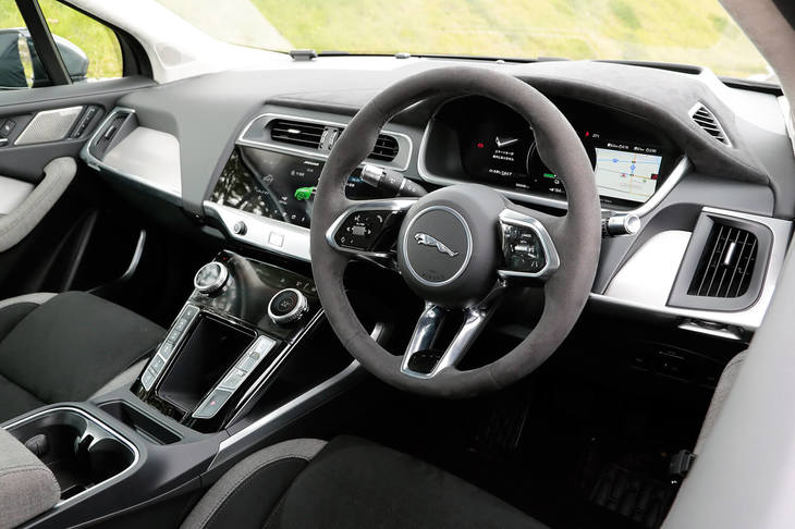 フルデジタルのメーターパネルや、2つのタッチスクリーンが目を引くインストゥルメントパネルまわり。インフォテインメントシステムは、ジャガー車として初めてApple CarPlayやAndroid Autoに対応した。