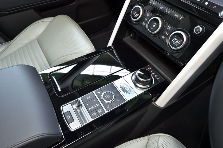 トランスミッションは8段AT。ダイヤル型シフトセレクターの手前に、走行モードを切り替える「テレインレスポンス2オート」（オプション）のセレクターが設置されている。