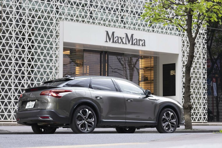 サルーンのエレガンスとステーションワゴンの実用性、SUVの力強さを併せ持つとされる。唯一無二のスタイリングではあるが、トヨタの「クラウン クロスオーバー」には少し似ている。