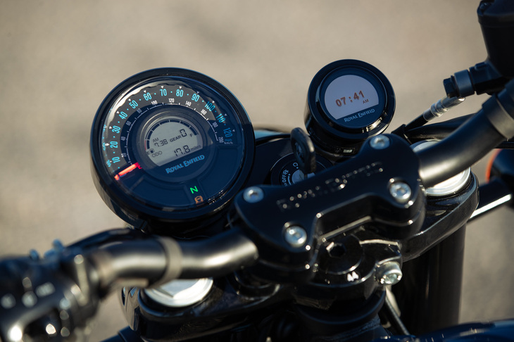 計器類は「スーパーメテオ650」と同じで、アナログ式の速度計と、シフトインジケーターや燃料計、トリップメーターなどの機能を統合した小型ディスプレイで構成される。右に備わるのはトリッパー（矢印表示の簡易なナビゲーションシステム）のディスプレイで、専用アプリの入った携帯端末をつなぐことで使用できる。