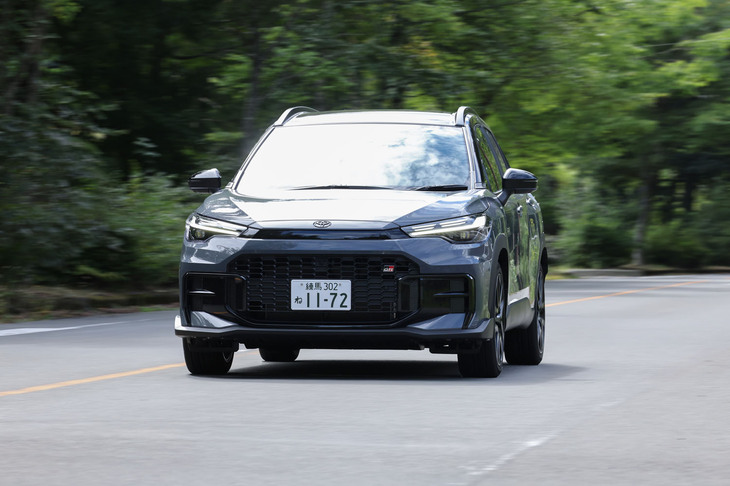 ボディーやシャシーの強化・剛性アップも「カローラ クロスGRスポーツ」のセリングポイント。リアバンパーブレースによる車体剛性の向上やコイルスプリングのレートアップ（前が＋12％、後ろが＋16％）、そしてフロントロアアームのブッシュ高硬度化などがおこなわれている。