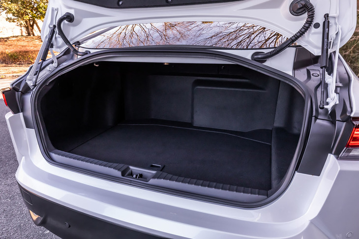 「ミライ」の荷室。具体的な数値は発表されていないが、9インチのゴルフバッグ3個が収納可能なスペースを確保しているという。荷室の右側側壁に、AC100V（1500W）のコンセントが備わっている。