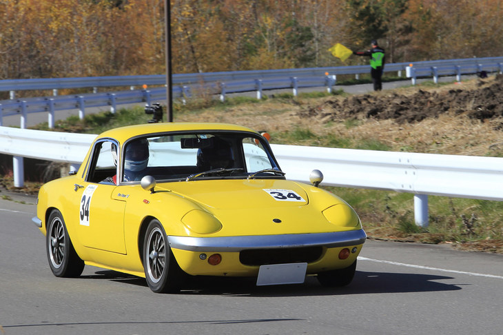 ロータスに北米市場での成功をもたらした初代「エラン」。日本でもおなじみのモデルで、今回のイベントにも複数台が参加していた。こちらはシリーズ3の「SEフィクスドヘッドクーペ」（1967年）。