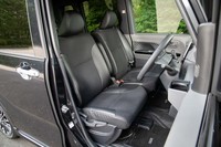 「タントカスタムRS」にはファブリックとレザー調素材のコンビシートが標準装備。