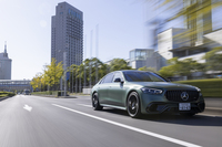 写真をお見せできないのが残念だが、「MANUFAKTURエクスクルーシブ」の外装色には鮮やかなオレンジや赤、黄色など、これまでの「Sクラス」の世界観とはちょっと異なる色が多数用意されている。