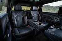 後席用のオプションの「エアラインシートスペシフィケーション」を選ぶと、22通りのシート調整が可能に。40度までのリクライニングや助手席の前方スライド、助手席後部からのフットレスト展開により快適な乗車スペースが提供される。シートの表面温度や圧力分布なども自動で調節される。