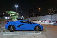 従来のモデルとは異なるボンネットの短さは、新型「コルベット」がミドシップモデルである証しだろう。今回ステアリングを握った車両は「ラピッドブルー」と呼ばれる印象的な青いボディーカラーをまとっていた。