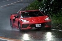 6.2リッターV8エンジンをミドシップしたアメリカンスーパースポーツの「シボレー・コルベット」。ようやく日本の公道に登場しました。（photo：小林俊樹）