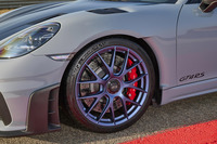 「ヴァイザッハパッケージ」を選択すると、20インチ鍛造アルミニウムホイールの代わりに20インチ鍛造マグネシウムホイールを有償で装備することができる。