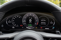 Eブーストの作動状況や駆動用バッテリーの充電状態はメーターパネル中央、タコメーターの上下に表示される。サーキットで全開……などの状況だと分からないが、公道を走る限り電池残量はかなり高めをキープするようになっており、70％を下回るようなことはなかった。