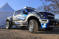 「東京オートサロン2018」に出展されたトーヨータイヤの展示車両。フェンダーとタイヤとのすき間が大きいSUVなどでは、タイヤのトレッドパターンもクルマの“カッコよさ”に大きく影響するのだ。