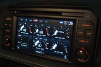 ダッシュボードの中央に組み込まれる8インチワイドディスプレイ。車両コンディションやドライビング履歴を表示する「マルチファンクションメーター」を搭載している。