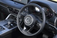 ステアリングリム内側の有機的な形状にマツダのこだわりが見て取れる。操舵感はかなり重い。