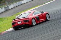 筆者自身のドライブでも、やはりミドシップレイアウトの素晴らしさを感じた「R8クーペ」。用意されていたのは固定式ウイングが装着されるハイパフォーマンスグレード「V10プラス5.2 FSIクワトロ」だった。