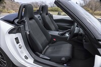 シート表皮はブラックのファブリック。背もたれと座面の中央には3本のストライプがあしらわれる。