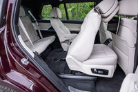 試乗車は、オプションの2列目コンフォートシートが選択された6人乗り仕様。3列目シートへアクセスしやすいように電動で前方にスライドするとともに、シート後部が持ち上がる仕組みだ。