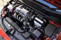 ボンネット下には1.8リッター直4自然吸気エンジンが横置きされる。ユニット全体を覆うカバーなどは備わらない。