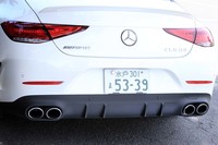 リアまわりでは、専用デザインの大型ディフューザーと左右2本出しのマフラーエンドがスポーティーさを高めている。