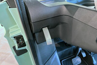 車内からの運転席側ドアロック解除は、ダッシュボード左脇にあるストラップを引いて行う。