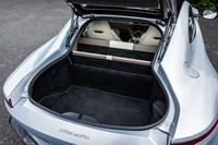 ファストバックスタイルのリアゲートを開けると、容量350リッターの荷室が現れる。