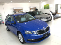 ショールームにて。「シュコダ・オクタヴィア ワゴン」。ただし展示車そのものはボディーカラーが人気の黒、白、シルバーでないため、マッシミリアーノ氏としては、お客さんがつくか少々心配している。