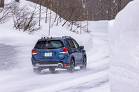 青森市内から酸ヶ湯に続くワインディングロードを行く「スバル・フォレスター アドバンス」。縦置きの水平対向エンジンを核として左右対称にレイアウトされたパワートレイン「シンメトリカルAWD」が採用される。