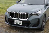 例によって（？）キドニーグリルのサイズが拡大。バンパーやボディーサイドのエッジが立てられ、より精悍（せいかん）なデザインになった。