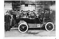 快進社の工場をラインオフする「DAT号」の第1号車（1914年）。