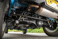 新型「ジムニー」の下まわりを後ろから見たところ。ジムニーと「ジムニーシエラ」のシャシーは基本的に共通で、130mm（前後共通）というトレッド幅の差は、ホーシングを延長することで確保されている。