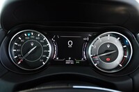 メーターパネルのデザインは、古典的な2眼タイプ。速度計の目盛りは310km/hまで記されている。