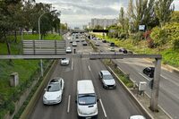 陸橋からパリの環状道路ペリフェリークを見下ろす。この街では、何気ない風景の中にテスラが紛れ込むようになった。背景には、本文中に記した急激な普及がある。