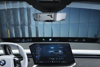 「パノラミックiDrive」はウインドシールドの基部にレイアウトされる。メーターパネルにあたる部分以外の表示項目はセンターディスプレイをドラッグ＆ドロップすることで簡単にカスタマイズできる。