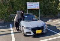 「GLCクーペ」のほかにもう1台、つい先日納車したばかりの「ホンダS660モデューロX バージョンZ」。身長154cmのわたしと比較してもこの小ささ！ 小さすぎて（？）コインパーキングのロック板が上がらなかった。＜※きちんと清算して出庫しました＞（大和）