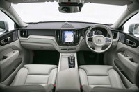 ドリフトウッドのパネルをはじめ、北欧調のデザインですっきりとまとめられたインテリア。素材への強いこだわりを感じさせる。