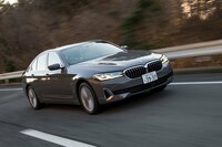 「BMW 530eラグジュアリー エディションジョイ＋」は2リッター直4ターボエンジンに駆動用のモーターとリチウムイオンバッテリーを組み合わせたPHEVだ。車両本体価格は825万円。