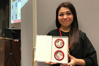 サポートメンバーの清川あさみさんが選んだ注目の匠は、京都府代表の陶板画作家・河原尚子さん。出品したのは障子や襖（ふすま）などに取り付ける「引き手」。“物語性のある作品”と高く評価された。