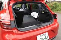 5人乗車時で391リッターの容量を誇るラゲッジスペース。後席の背もたれは40：60の分割可倒式。
