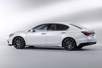 エポックメイキングな技術が採用されたモデルとはいうものの、「レジェンド ハイブリッドEX・Honda SENSING Elite」の見た目は控えめ。既存の「レジェンド ハイブリッドEX」との違いは、ホイールのデザインやブルーのアクセサリーランプくらいのものである。